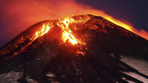 Las localidades más afectadas son Pucón, Villarica, Coñaripe y Panguipulli, situadas todas ellas en una zona de gran afluencia turística, especialmente en esta época del verano austral./ REUTERS