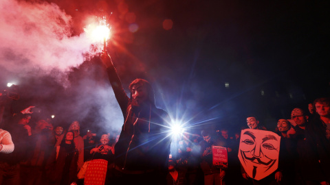 Partidarios del grupo activista Anonymous en la protesta en Londres, Gran Bretaña 5 de noviembre de 2015. Miles de manifestantes participaron en la marcha 'Million Mask' en la capital el jueves . REUTERS / Stefan Wermuth