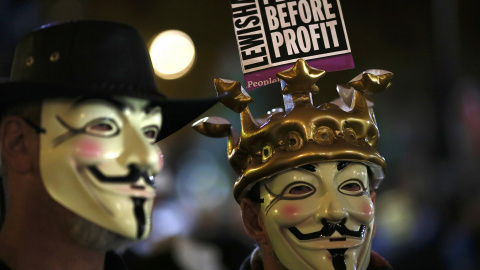Partidarios del grupo activista Anonymous en la protesta en Londres, Gran Bretaña 5 de noviembre de 2015. Miles de manifestantes participaron en la marcha 'Million Mask' en la capital el jueves . REUTERS / Stefan Wermuth