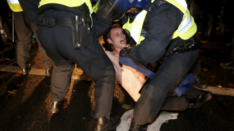 Detienen a un partidario del grupo activista Anonymous en la protesta en Londres, Gran Bretaña 5 de noviembre de 2015. Miles de manifestantes participaron en la marcha 'Million Mask' en la capital el jueves . REUTERS / Stefan Wermuth