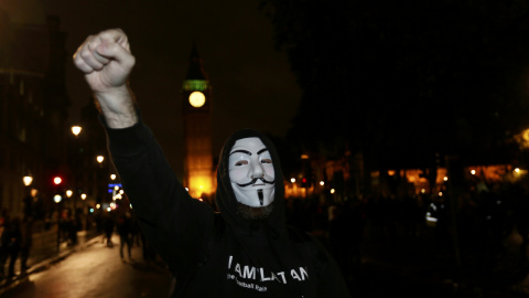 Un partidario del grupo activista Anonymous alza el puño durante una protesta en Londres, Gran Bretaña 5 de noviembre de 2015. Miles de manifestantes participaron en la marcha 'Million Mask' en la capital el jueves . REUTERS / Stefan Wermut