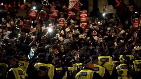 Partidarios del grupo activista Anonymous en la protesta en Londres, Gran Bretaña 5 de noviembre de 2015. Miles de manifestantes participaron en la marcha 'Million Mask' en la capital el jueves . REUTERS / Stefan Wermuth
