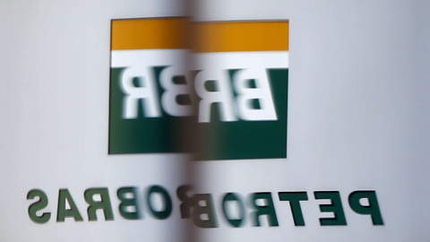 El reflejo del logo de Petrobras en una de las ventanas de la sede de la petrolera en Sao Paulo. REUTERS/Paulo Whitaker