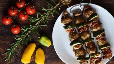 Brocheta de pollo con pimientos. Pixabay. Brocheta de carne de pollo.