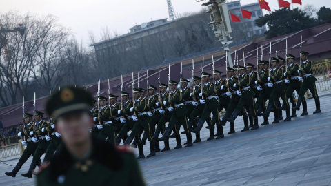 La Policía militar china custodia la entrada de la Asamblea Nacional Popular. - REUTERS La Policía militar china custodia la entrada de la Asamblea Nacional Popular. - REUTERS