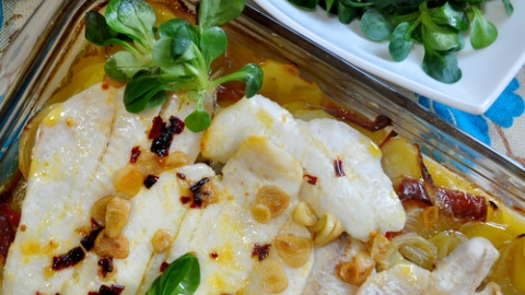Merluza al horno con patatas y fritada de ajos. Merluza al horno con patatas.