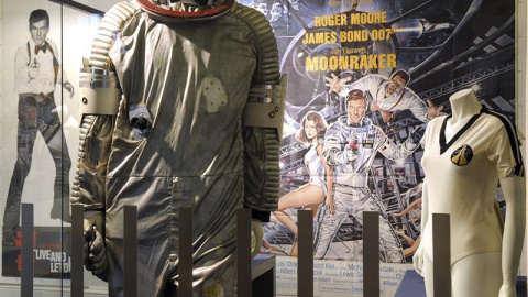 Trajes y objetos originales de la película de de James Bond "Moonraker" son mostrados en una exposición en Oldenburg, Alemania. EFE/Ingo Wagner