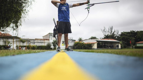 El arquero Marcus D'Almeida practicando tiro con arco, en las instalaciones de la Confederación Brasileña de Tiro con Arco. EFE/ Antonio Lacerda
