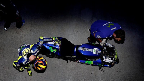 Valentino Rossi en la primera sesión de entrenamientos libres en el Circuit de Valencia. EFE