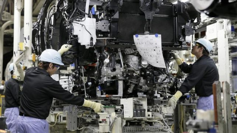 Una trabajadora en una fábrica. / EFE Una trabajadora en una fábrica. / EFE