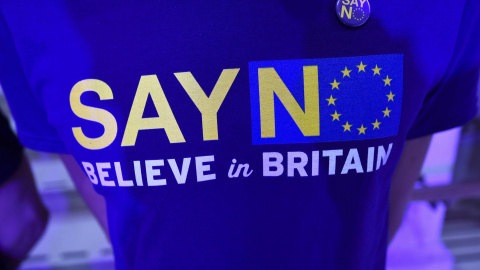 Un simpatizante de UKIP con una camiseta de la campaña del partido xenófobo en contra de la permanencia de Reino Unido en la UE. - REUTERS