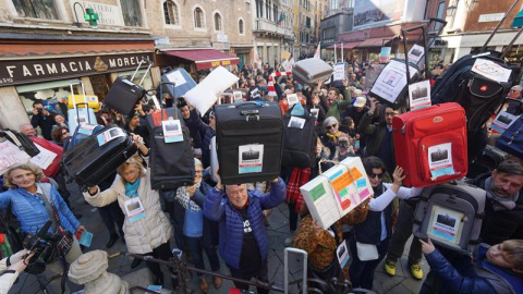 Los ciudadanos de Venecia, mostrando maletas durante la protesta “Venexodus” en la ciudad italiana. / EFE