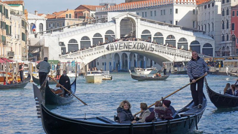 Una bandera en el Puente Rialto en Venecia (Italia) donde se lee 'Venexodus', colgada por los ciudadanos que protestan por el creciente número de turistas en la ciudad. / EFE