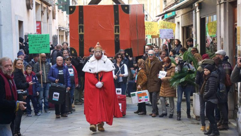 Un residente vestido como el dux de Venecia, durante las manifestaciones “Venexodus” en la ciudad italiana contra el creciente número de turistas. / EFE