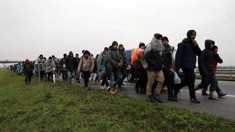 Los migrantes caminan por la autopista Belgrado-Zagreb cerca de Pecinci. EFE/EPA/KOCA SULEJMANOVIC Los migrantes caminan por la autopista Belgrado-Zagreb cerca de Pecinci. EFE/EPA/KOCA SULEJMANOVIC