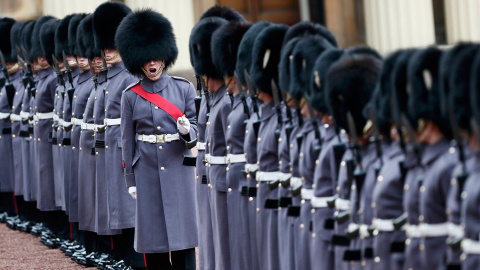 Guardias británicos de gala, preparados para la inspección del presidente de Kazajstán, Nursultan Nazarbayev,  durante su visita al Palacio de Buckingham en Londres.- STEFAN WERMUTH (AFP)