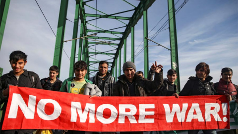 Refugiados y migrantes cruzan el puente Old Sava en dirección a la frontera con Croacia al inicio de la marcha. REUTERS/Marko Djurica Refugiados y migrantes cruzan el puente Old Sava en dirección a la frontera con Croacia al inicio de la marcha. REUTERS/Marko Djurica