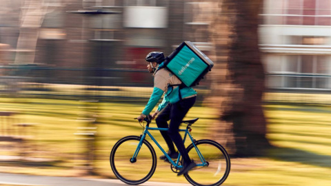 Un repartidor de Deliveroo. Un repartidor de Deliveroo.