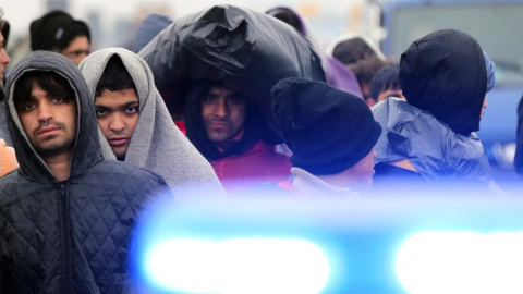 Cientos de migrantes caminan junto a la Policía a través de la autopista que une Belgrado con Zagreb para intentar llegar al oeste de Europa. EFE/EPA/KOCA SULEJMANOVIC Cientos de migrantes caminan junto a la Policía a través de la autopista que une Belgrado con Zagreb para intentar llegar al oeste de Europa. EFE/EPA/KOCA SULEJMANOVIC