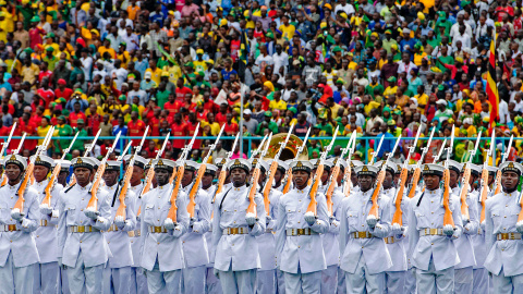 Militares en pie, durante la toma de posesión del nuevo presidente de Tanzania en Dar es Salaam.- DANIEL HAYDUK (AFP)