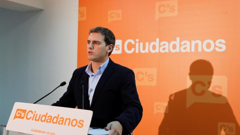 El secretario general de Ciudadanos, Albert Rivera, durante la rueda de prensa que ofreció en la sede del partido en Madrid. EFE/Víctor Lerena El secretario general de Ciudadanos, Albert Rivera, durante la rueda de prensa que ofreció en la sede del partido en Madrid. EFE/Víctor Lerena