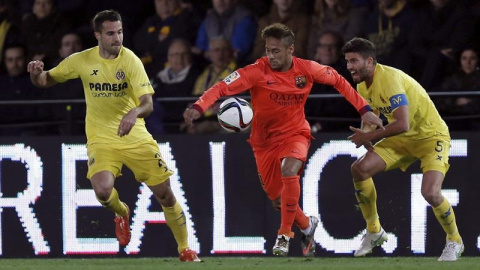 El delantero brasileño del FC Barcelona Neymar da Silva (c) pelea el balón con el argentino Mateo Musacchio (d) y Mario Pérez.- EFE El delantero brasileño del FC Barcelona Neymar da Silva (c) pelea el balón con el argentino Mateo Musacchio (d) y Mario Pérez.- EFE