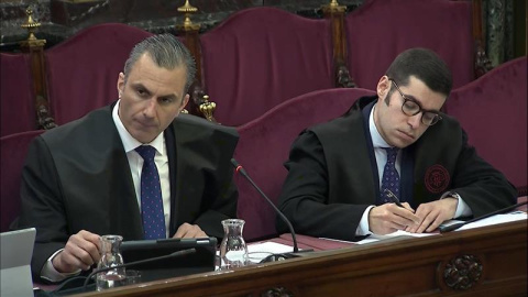 Captura de la señal del Tribunal Supremo del abogado de la acusación popular y secretario general de Vox Javier Ortega Smith, durante la declaración de Josep Lluís Trapero, jefe de los Mossos d’Esquadra durante el 1-O, en el juicio del ‘pr Captura de la señal del Tribunal Supremo del abogado de la acusación popular y secretario general de Vox Javier Ortega Smith, durante la declaración de Josep Lluís Trapero, jefe de los Mossos d’Esquadra durante el 1-O, en el juicio del ‘pro