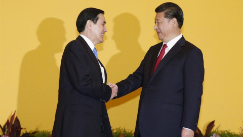 Los presidentes de China y Taiwán se saludan en un gesto histórico./ REUTERS Los presidentes de China y Taiwán se saludan en un gesto histórico./ REUTERS