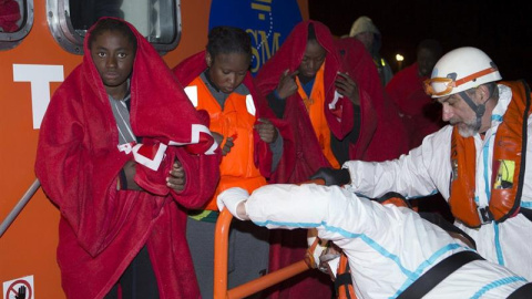 Llegada al puerto de Motril de los 23 inmigrantes que fueron rescatados esta noche cuando navegaban en una patera en el Mar de Alborán. EFE/Miguel Paquet Llegada al puerto de Motril de los 23 inmigrantes que fueron rescatados esta noche cuando navegaban en una patera en el Mar de Alborán. EFE/Miguel Paquet