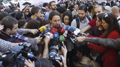 El secretario general de Podemos, Pablo Iglesias, hace declaraciones a los medios durante la marcha estatal contra la violencia machista. EFE/J.J. Guillén El secretario general de Podemos, Pablo Iglesias, hace declaraciones a los medios durante la marcha estatal contra la violencia machista. EFE/J.J. Guillén