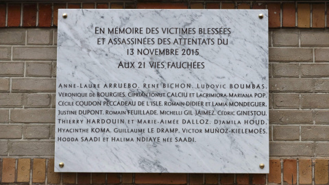 Placa conmemorativa cerca del bar La Belle Equipe./ REUTERS