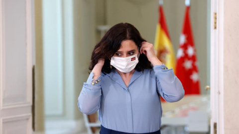 La presidenta madrileña, Isabel Díaz Ayuso (PP), antes de la rueda de prensa ofrecida en la sede de la Comunidad tras firmar hoy un decreto para convocar elecciones anticipadas en la Comunidad de Madrid.- EFE La presidenta madrileña, Isabel Díaz Ayuso (PP), antes de la rueda de prensa ofrecida en la sede de la Comunidad tras firmar hoy un decreto para convocar elecciones anticipadas en la Comunidad de Madrid.- EFE