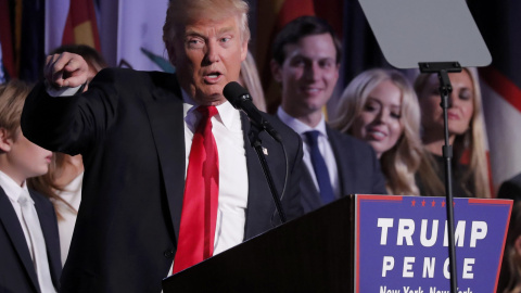Donald Trump señala durante su primer discurso como presidente electo de EEUU. /REUTERS Donald Trump señala durante su primer discurso como presidente electo de EEUU. /REUTERS