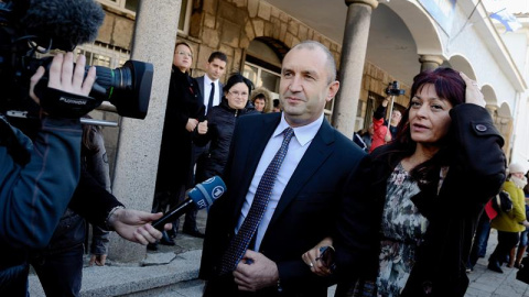 Rumen Radev (izquierda) junto a su esposa Dessialava Gencheva, después de votar en la segunda ronda a las elecciones presidenciales de Bulgaria. EFE/EPA/VASSIL DONEV Rumen Radev (izquierda) junto a su esposa Dessialava Gencheva, después de votar en la segunda ronda a las elecciones presidenciales de Bulgaria. EFE/EPA/VASSIL DONEV