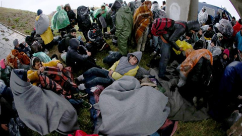 Los migrantes tratan de calentarse bajo la autopista camino de la frontera con Croacia, cerca de Pecinci, a 50 kilómetros de Belgrado. EFE/EPA/KOCA SULEJMANOVIC Los migrantes tratan de calentarse bajo la autopista camino de la frontera con Croacia, cerca de Pecinci, a 50 kilómetros de Belgrado. EFE/EPA/KOCA SULEJMANOVIC