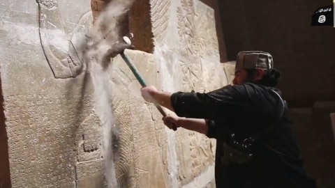 Imagen captada de un vídeo difundido por ISIS donde sus militantes destruyen el yacimiento arqueológico asirio de Nimrud, con 3.000 años de antigüedad. Imagen captada de un vídeo difundido por ISIS donde sus militantes destruyen el yacimiento arqueológico asirio de Nimrud, con 3.000 años de antigüedad.