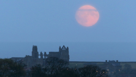 La superluna desde el norte de York Shire en Gran Bretaña / REUTERS