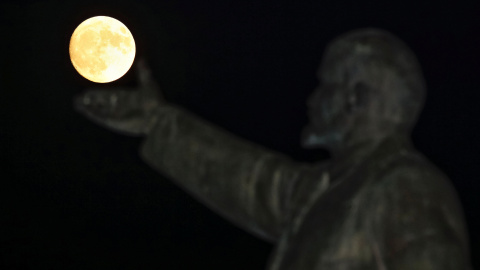 La estatua de Lenin en Kazajistán con la superluna / REUTERS