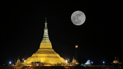 Vista de la superluna sobre el Pagoda Uppatasanti en Naipyidó (Birmania). EFE/Hein Htet