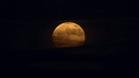 Vista de la superluna sobre la ciudad palestina de Nablus, (Palestina). EFE/Alaa Badarneh