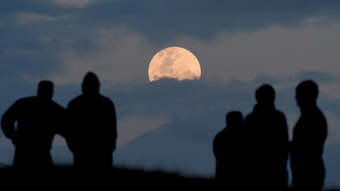 Varias personas observan la superluna desde la colina Balg al sur de Sidney (Australia). EFE/Dean Lewins