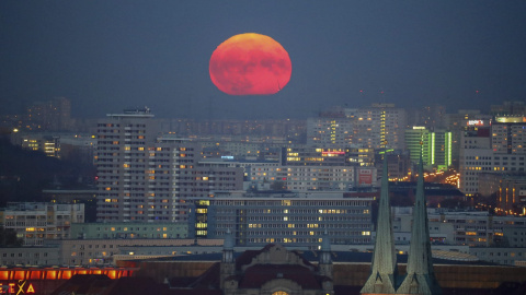 Vista de la superluna en el cielo de Berlín (Alemania). EFE/Kay Nietfeld