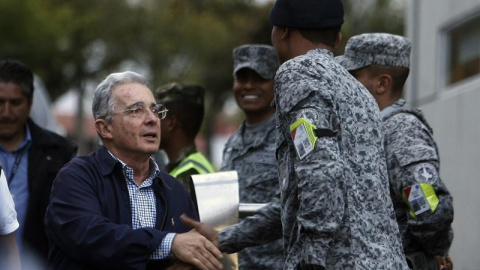 El expresidente de Colombia Álvaro Uribe saluda a militares en la Base Aérea de Rionegro antes de reunirse con el presidente de Colombia, Juan Manuel Santos./ EFE El expresidente de Colombia Álvaro Uribe saluda a militares en la Base Aérea de Rionegro antes de reunirse con el presidente de Colombia, Juan Manuel Santos./ EFE
