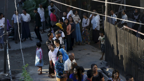 La emoción era intensa entre los votantes que acudieron el domingo a las urnas con la sensación de que su país había alcanzado un hito y con el sentido del deber de participar en ello.- REUTERS.