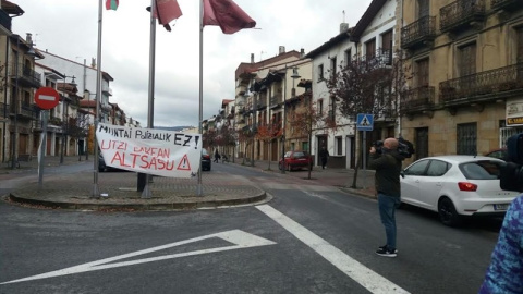 Cartel en Alsasua: "Montaje policial no. Dejadnos en paz". E.P. Cartel en Alsasua: "Montaje policial no. Dejadnos en paz". E.P.