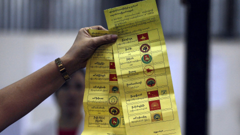 Myanmar celebra la democracia tras un cuarto de siglo con la sombra de la duda.- REUTERS.