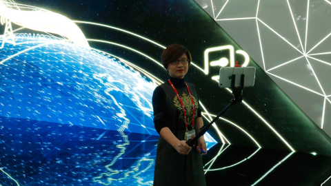 Una mujer se hace un 'selfie' con el móvil durante el MWC. /GUSTAU NACARINO (REUTERS)