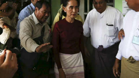 La Liga Nacional para la Democracia liderada por la nobel de la paz Aung San Suu Kyi ganó unas elecciones en 1990 organizadas por las autoridades castrenses, que nunca reconocieron los resultados y continuaron en el poder.- REUTERS.