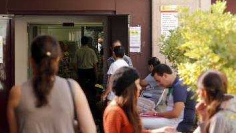 Jóvenes hacen cola en la oficina del INEM. Archivo EFE