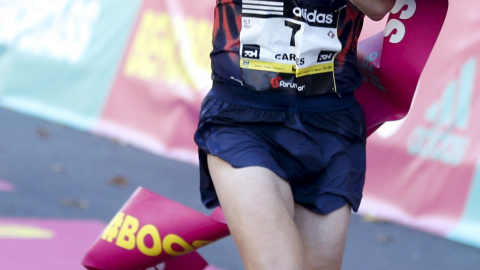 El atleta catalán, Carles Castillejo, se proclama vencedor de la 51 edición de la carrera popular Behobia-San Sebastián, en la que participan 34.000 personas. EFE/Juan Herrero